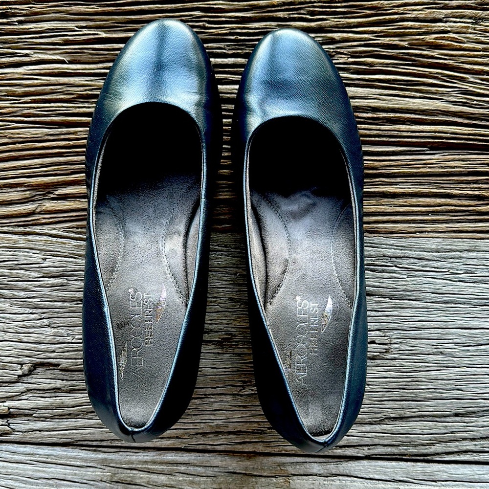 Aerosols Red Hot medium heels pumps.